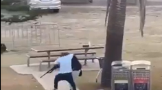 Hrdinu z austrálskej pláže zachytilo video: Muž holými rukami spacifikoval strelca