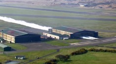 Ako prví na svete! Britskí piloti sa pokúsili o prelet hangárom