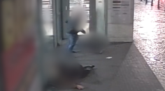 VIDEO: Brutálny útok v centre Prahy. Muž napadol dve mladé ženy, po jeho úderoch ostali ležať na zemi