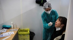 Čína pohrozila protiopatreniami za povinné testovanie cestujúcich