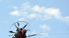 Pri Vranove nad Topľou vrtuľa paramotora dokaličila muža a malého chlapca