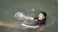 Demonštratívne vošla do rieky, ktorá nemá dobrú povesť. Starostka Paríža si zaplávala v Seine