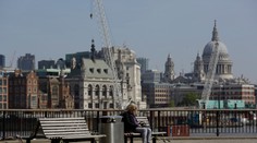 V Londýne sa spamätali v polovici apríla. Chcú nariadiť povinné nosenie rúšok