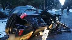 Pri Oravskej Polhore našli v strome havarované auto, vodič nejavil známky života