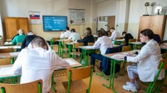 Skúška dospelosti sa začala. Maturanti píšu test aj sloh zo slovenčiny, nesmú zabudnúť na jednu novinku