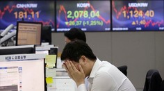 Euro prudko oslabilo. Môžu za to Gréci