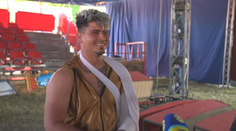 Z ruky mu trčala kosť, teraz sa chce vrátiť do klietky. Stretli sme sa s motorkárom z tvrdej zrážky v cirkuse