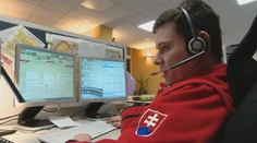 Sedel na strome a tvrdil, že je upír. Operátori z tiesňovej linky nám porozprávali svoje príhody