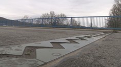 Nemá ho kto opraviť. Starý most v Strážskom spadol, nový je po troch rokoch poškodený