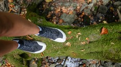 Barefoot turistika: Oslobodzujúci návrat k prírode alebo hazard so zdravím?