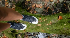 Barefoot turistika: Oslobodzujúci návrat k prírode alebo hazard so zdravím?