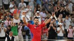 Prehrával 0:4, otočil a postúpil. Neskutočný Djokovič už medzi štvorkou najlepších