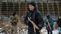 Mladí aj starí: Ukrajinci sú pripravení brániť svoju vlasť. Civilisti trénujú s drevenými zbraňami