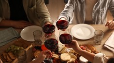 Zvykne vám po vypití alkoholu sčervenať pokožka? Nemali by ste to ignorovať