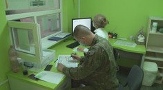 Ľudia nad 70 rokov sa na očkovanie nehrnú. Nemocnice musia čoraz častejšie zháňať náhradníkov