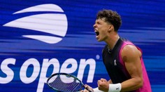 Vlani hral na univerzite, teraz vyzve Djokoviča v boji o finále. US Open si podmanil mladík s delovým servisom