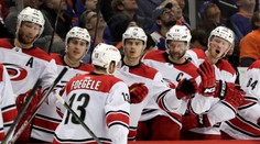 VIDEO: Carolina vyhrala aj druhý zápas semifinále konferencie, Colorado vyrovnalo stav