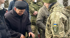 Tento 80-ročný muž sa prihlásil k armáde, je pripravený bojovať za Ukrajinu