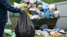 Odpadkové koše v horúčavách smrdia viac. Napriek tomu ich niekde vyvážajú len raz za mesiac