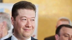 Do českého parlamentu mieri Okamura aj Piráti, označujú ich za čierne kone volieb
