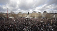Parížom pochodovali tisíce ľudí, začínajú modlitby