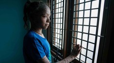 Krutý osud mladučkej tínedžerky: Jej pokožka pri kontakte so slnkom krváca