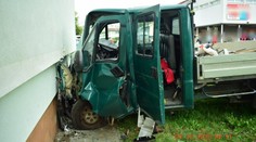 Opitý vodič nákladného auta narazil do bytovky. Jeho spolujazdca odviezol vrtuľník