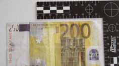 Najhorší falšovatelia peňazí: Zlepili dva papiere dole hlavou s nápisom "fake"