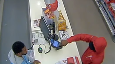 VIDEO: Lupič-amatér si vybral nesprávnu obeť. Pokladník ho zničil pohľadom