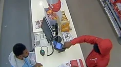 VIDEO: Lupič-amatér si vybral nesprávnu obeť. Pokladník ho zničil pohľadom