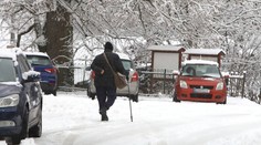 Platia výstrahy. Meteorológovia upozorňujú na dážď, poľadovicu aj hmlu