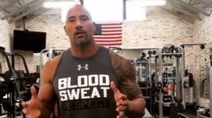 Po Ice Bucket Challenge sa internetom šíri nová výzva. Zapojil sa aj The Rock