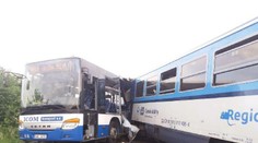 FOTO: Vážna nehoda v Česku: Vlak sa zrazil s autobusom, zranenia utrpelo najmenej 15 ľudí