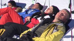 Niektorí dali prednosť lehátku, väčšina sa opaľovala na svahu