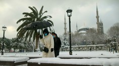 VIDEO: Grécko a Turecko ochromil sneh, tisícky vodičov strávili noc na diaľniciach