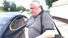 Prepustený Dušan Kováčik zrejme neodišiel ďaleko. Podľa advokáta nemá v pláne vycestovať