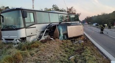 Pri Lozorne sa zrazili dve autá a autobus, zranili sa traja ľudia