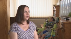Mikuláš nevidí, nerozumie a potrebuje starostlivosť 24 hodín denne. Rodina zúfalo hľadá pomoc pre syna