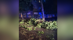 V Handlovej vyčíňala búrka. Obyvatelia ostali bez elektriny