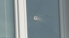 Expolicajt pri čistení guľovnice zasiahol mladú mamičku. Manžel nebohej ženy je z prvého rozhodnutia súdu pobúrený