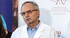 Nepochopiteľný prešľap známeho pôrodníka. Zverejnil fotky nahých pacientiek, kritiku ignoruje