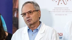 Nepochopiteľný prešľap známeho pôrodníka. Zverejnil fotky nahých pacientiek, kritiku ignoruje
