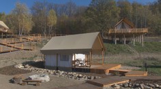 Poznáte glamping? Jeden takýto kemp budujú pri Počúvadlianskom jazere