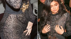 Kylie v erotickom overale. Intímne partie si musela zakrývať rukami