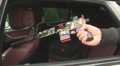 Previezol sa so synom s pištoľou v ruke pred domom, ktorý používa zvolený prezident. Teraz má na krku sociálku