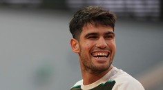 Roland Garros: Alcaraz postúpil po suverénnej výhre. Na ceste do finále sa ho pokúsi zastaviť mladý Talian