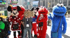 Turisti sa s nimi fotia, ale umelci dane neplatia. Prídu si na pekné peniaze