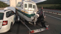 Policajtom sa na diaľnici uvoľnil čln. Takmer skončil na aute vodičky