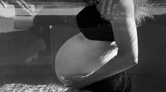 Slávny pár má syna. Speváčka zverejnila originálne video len chvíľku po pôrode