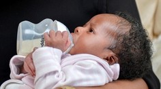 Lekári krútia hlavami: Len 3-dňové dievčatko pije mlieko z fľašky úplne samo